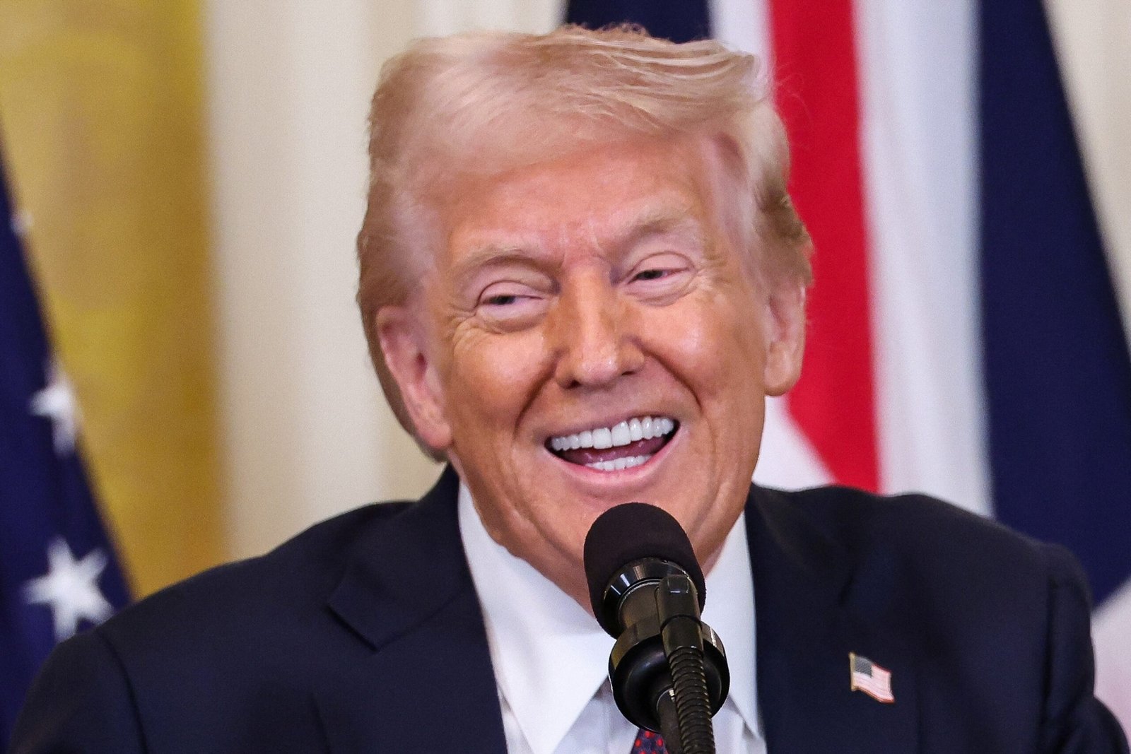 Trump will sign the executive order that makes English into the official language of the USA.