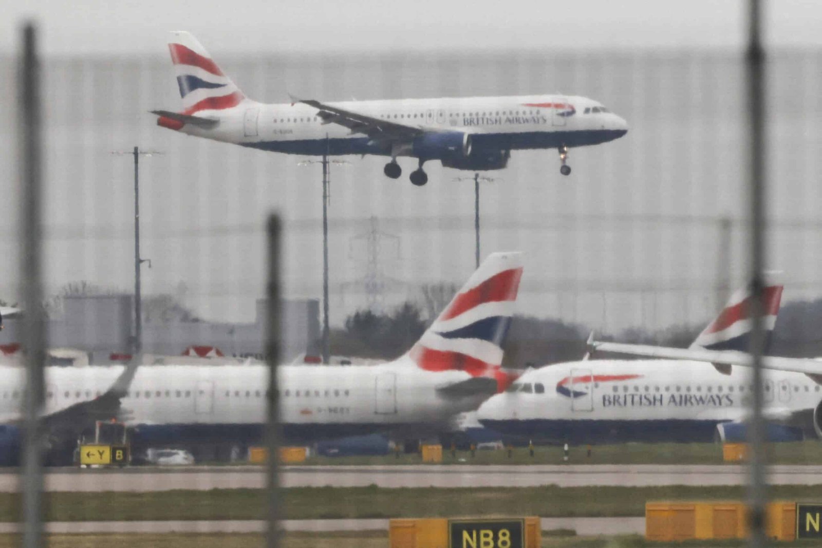 Photo: Heathrow airport scenes, after a fire in a nearby electric substation, eliminated energy at the airport