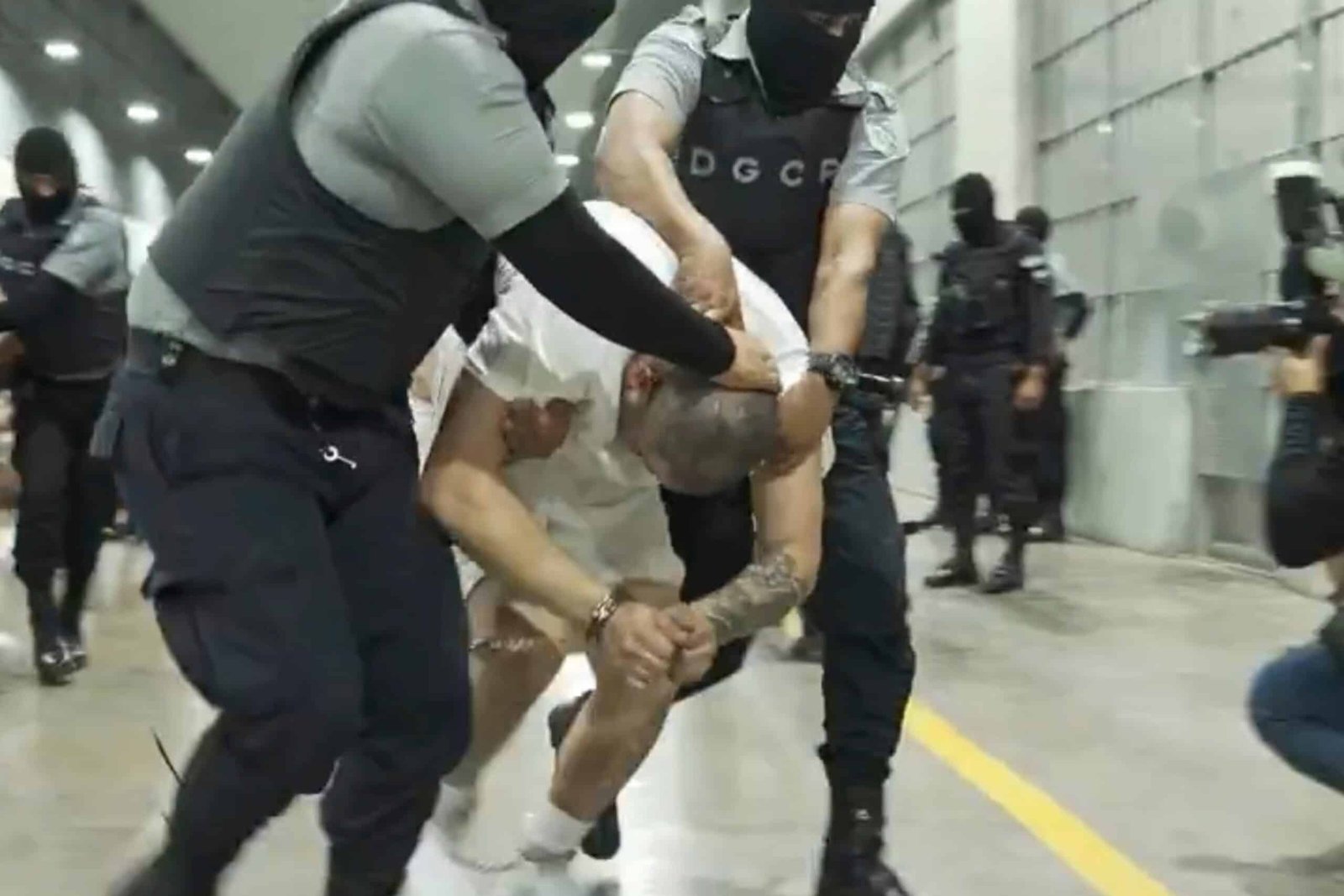 Photo: The photo without a man identified by Jennifer Vásquez Sura as her husband, Kilmar Abrego García, is directed by force by the guards through the center of confinement of terrorism in Tecoluca, El Salvador.